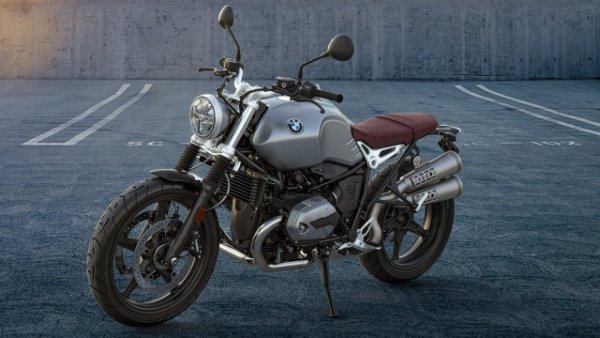 BMW R nineT Scrambler е мотоциклет от висок клас, способен да предложи страхотни производителност и изтънченост, съчетавайки ги с оригинален ретро стил. Голяма част от индивидуалността му идва от неговия 1170-кубиков мотор с въздушно/маслено охлаждане, способен да достави 109 к.с. при 7250 об/мин и 116 Нм въртящ момент при 6000 об/мин. 

Тръбната стоманена рамка е придружена от 43 мм телескопична вилка и настройка Paralever отзад с регулируемо предварително натоварване на пружината.

Джантите са с размери 19 цола отпред и 17 отзад. Що се отнася до спирачките, отпред намираме чифт 320 мм дискове с четирибутални апарати, а отзад 265 мм диск
. 
Теглото в работно състояние, с всичките 17 литра гориво, които резервоарът може да побере, е 196 кг. Височината на седалката е 820 мм . Базовата цена на R nineT Scrambler тръгва от 25 700 лева у нас, но се предлага с широка гама екстри, които могат да покачат сумата рязко. Според джоба ви.
